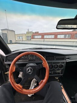 Mercedes 190 - 6