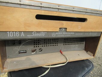 Nabízím staré radio Tesla 1016A. Netestováno. Chybí gramofo - 6
