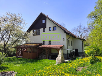 Velký třípodlažní dům se zahradou v Mokré u Černé v Pošumaví - 6