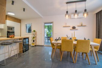 Luxusní vila s bazénem a výhledem na moře k prodeji u Makars - 6