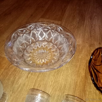 Prodám staré české sklo mísy - medové sklo a poháry Matura - 6