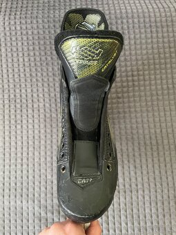 Hokejové brusle True CATALYST 7 SR, vel. 44,5, šířka EE - 6