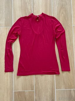 Vínové / červené tričko s sexy výstřihem zn. Orsay - 6