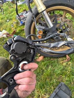 Spinaci skrinka a ridici jednotka na Yamaha R1 04-06 Rn12 - 6