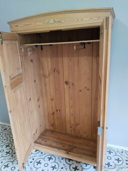 Stará, secesní skříň po renovaci, voskovaná - 6