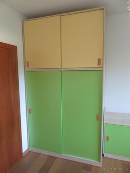 Dětský pokoj - 2x postel, šatní a kombinované skříně, komoda - 6