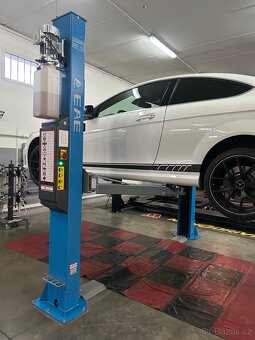 Dvousloupový hydraulický zvedák EAE 3.5t - 6