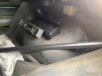 P: Díly BMW e36 - plasty kufru - 6