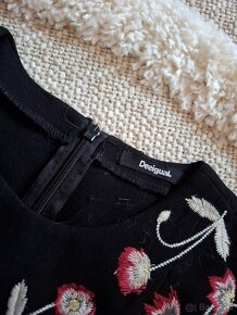 Černé šaty s květy Desigual - 6