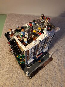 Lego Town Square Pub 10255 - 6