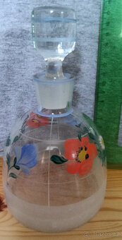 Menší slekleněná karafa s květy - 6