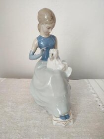 Royal dux dievča so psom porcelánová soška - 6
