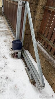 Elektrická pojezdová brána s motorem - 6