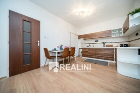 Prodej prostorného třípatrového rodinného domu 300 m2 v Karv - 6