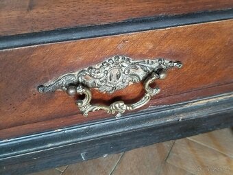 Stará šatní skříň - 6