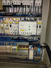 Elektro rozvaděč plný elektroniky - 6