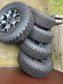 Jeep Wrangler sada alu kol r17 originální s pneu BF - 6
