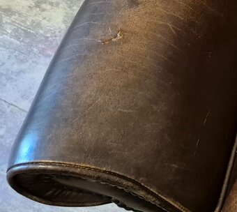 HNĚDÉ KOŽENÉ KŘESLO - UŠÁK VE STYLU CHESTERFIELD - 6