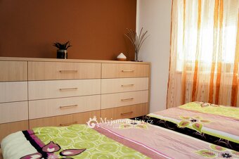 Prodej kompletně vybaveného bytu 3+kk s balkonem a garáží, 7 - 6