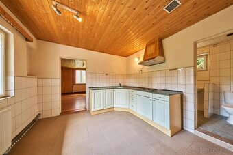 Prodej rodinného domu ve Chvalči s pozemkem pro další stavbu - 6