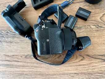 Prodám Sony A7 II + Sony FE 50mm f/1.8 + battery grip atd... - 6