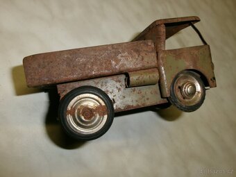 Prodám různé plechové a dřevěné hračky. Dřevěný červený trak - 6