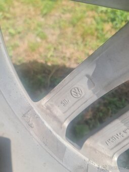 Zdravím, predám 4x hliníkové disky R17 originál z VW Passat - 6