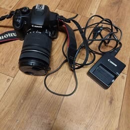 Digitální zrcadlovka Canon EOS 1000D + Objektiv Canon EF-S 1 - 6