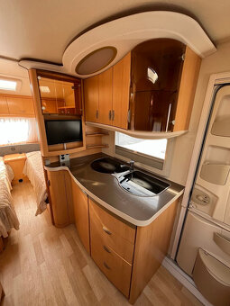 Karavan Hobby De Luxe 495 UL 2009, Předstan Isabella, TV - 6