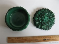 hrníčky,malachitová dóza,skleničky,krásná růž.váza ,sošky - 6