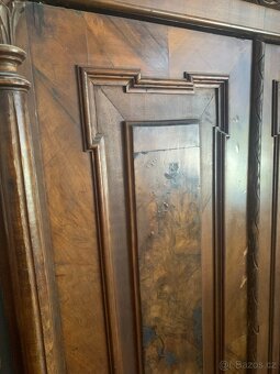 Vyřezávaná historická dřevěná skříň - 6