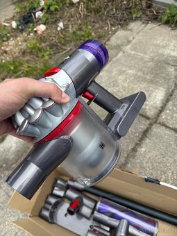 Pouzity vysavac dyson V8 - 6