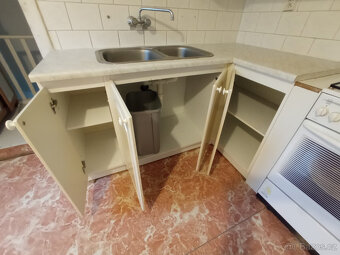 Starší světlá kuchyň s dřezem a sporákem - 6