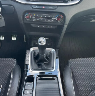 Kia Cee'd 1.6 CRDi Kombi 136k Business Line - 6