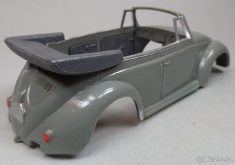 VW BEETLE CABRIO 140 v betonově šedé barvě od WIKINGU - 6