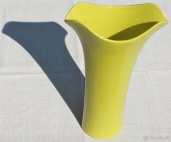 tři vázy: hnědá 26 cm, skleněná 41 cm, žlutá 28 cm, bez deko - 6