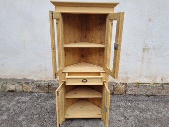 STARÁ SMRKOVÁ ROHOVÁ VITRÍNA PO RENOVACI - 6