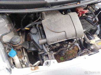 Toyota Yaris 2009 5 dveře, díly z auta - 6