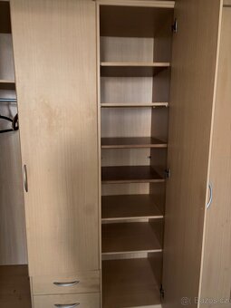Velká šatní skříň – světlé dřevo, hodně úložného prostoru - 6