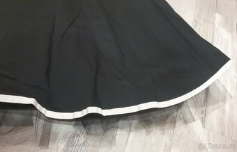 Krásné černé šaty bez ramínek - 6