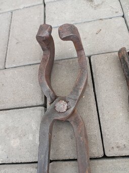 Kovářské nářadí,kleště,kladivo. - 6