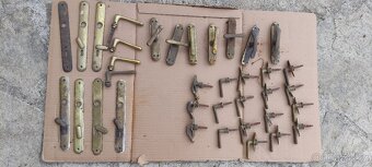Mosazné starožitné kování na dveře a na okna - 6