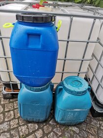 Kanystry plast 20Ltr. Bílé a modré za 60Kč, 15Ltr. 50Kč. PM - 6