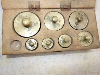 Dvě sady starých mosazných závažíček v krabičkách - 6