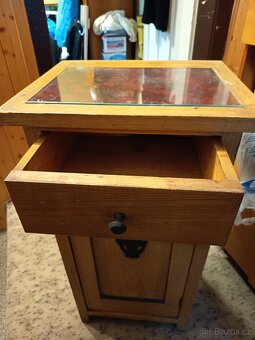 Zachovalé starožitné skříně + noční stolky - 6