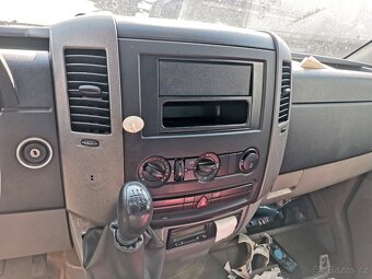 Volkswagen Crafter 2.5TDI skříň/ havarované/ motor KO - 6