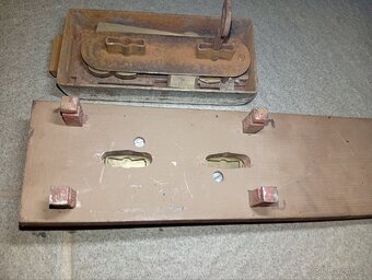 Staré dvířka od bezpečnostní schránky - 6