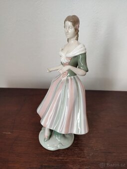 Royal dux žena porcelánová soška - 6