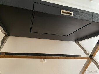 Černý stůl se vzorem krokodýlí kůže Kare Design - 6