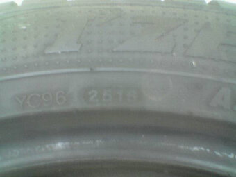 Prodej starších zimních pneumatik KUMHO 235-50-17. 6-7 mm. - 6